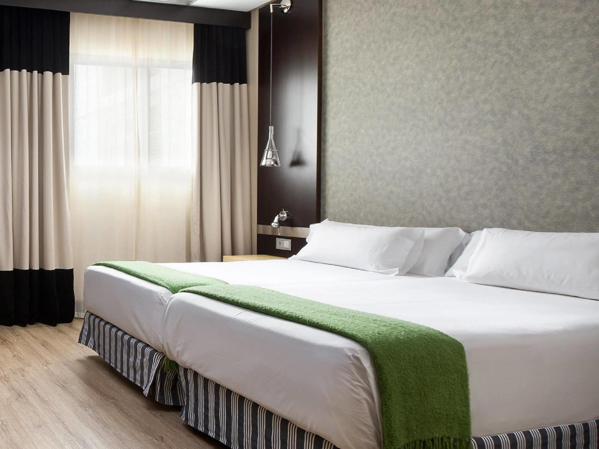 เอ็นเอช อเวนิดา เฮเรซ Hotel เฮเรซ เด ลาฟรอนเตรา ภายนอก รูปภาพ